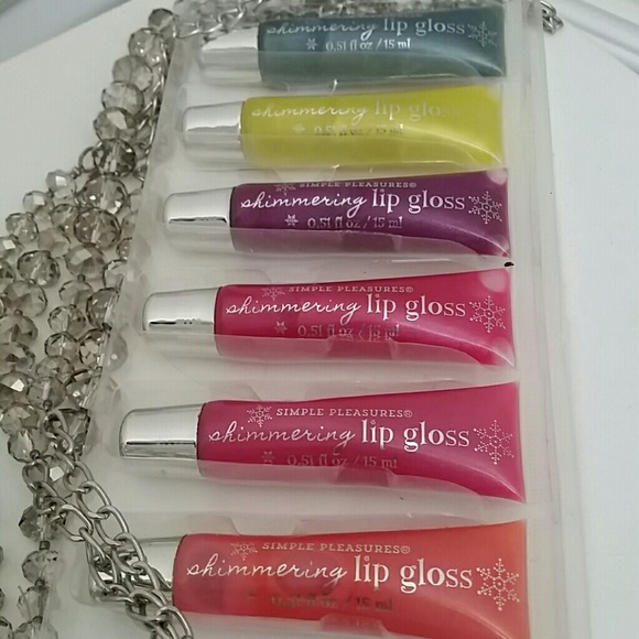 Simple Pleasures shimmering lip gloss. - Picture 5 of 5